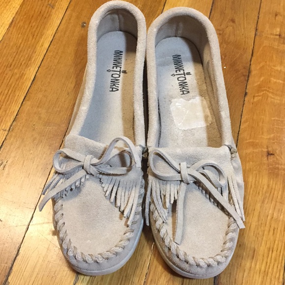 NIB Minnetonka Newport Moccasins in Stone, US 9 - Picture 2 of 8